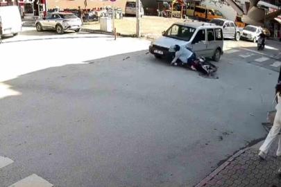 Araçla çarpışan motosikletliyi kaskı hayata tutundurdu, o anlar kamerada
