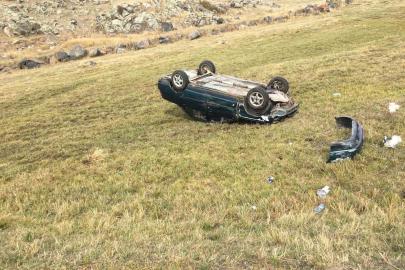 Arpaçay’da yoldan çıkan otomobil takla attı