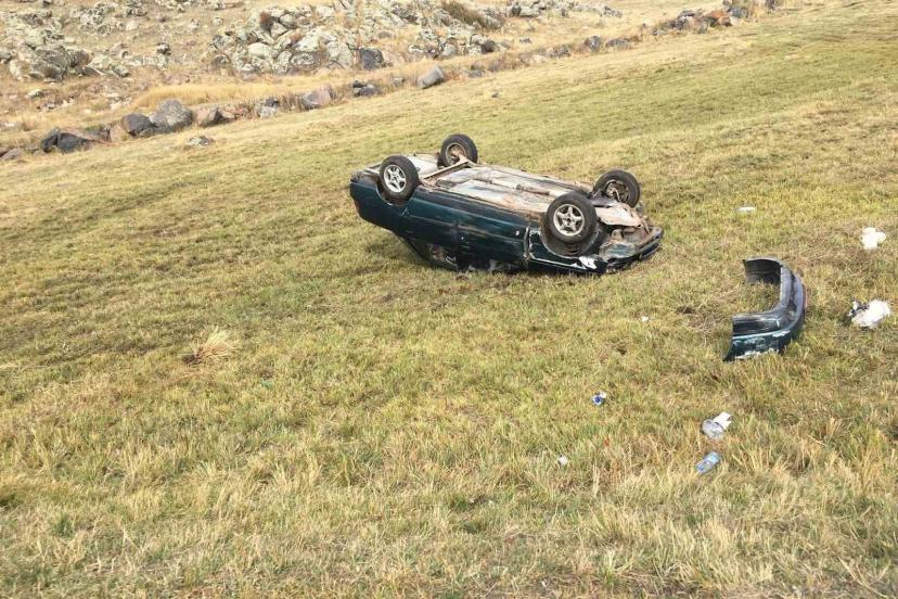 Arpaçay’da yoldan çıkan otomobil takla attı