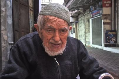 Asırlık çınardan gençlere tavsiye: "Paranızı dumana değil, fakire verin"