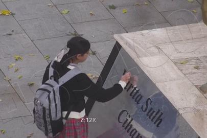 Atatürk büstünü temizleyen minik Asmin