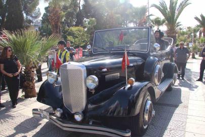 Atatürk’ün makam aracının aynısı Turgutlu’da ilgi odağı oldu