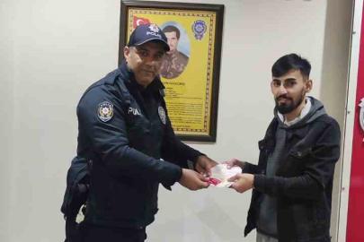 ATM’de bulduğu 6 bin 350 ve kartı sahibine teslim etti