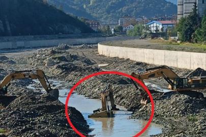 Ayancık Çayı’nda iş makinesi suya gömüldü