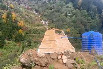 Ayder Yaylası’nda mezar görünümlü su deposu görenleri şaşırtıyor