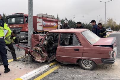 Aydınlatma direğine çarpan otomobil hurdaya döndü: 1’i ağır 2 yaralı
