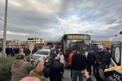 Ayvalık’ta belediye otobüsü ile otomobil çarpıştı: 2 yaralı
