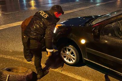 Bafra’da lastiği patlayan sürücüye polis ekiplerinden yardım