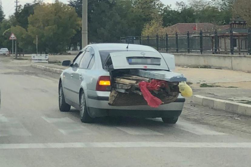 Bagajı kereste dolu araç trafiği tehlikeye attı