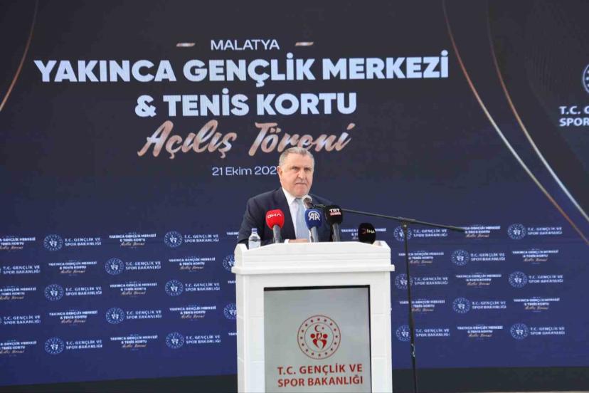 Bakan Bak: "Gençler için yatırımlarımıza devam edeceğiz"