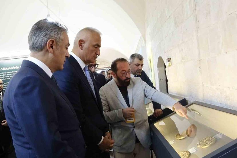 Bakan Ersoy, Mardin Kültür Yolu Festivali sergilerini gezdi