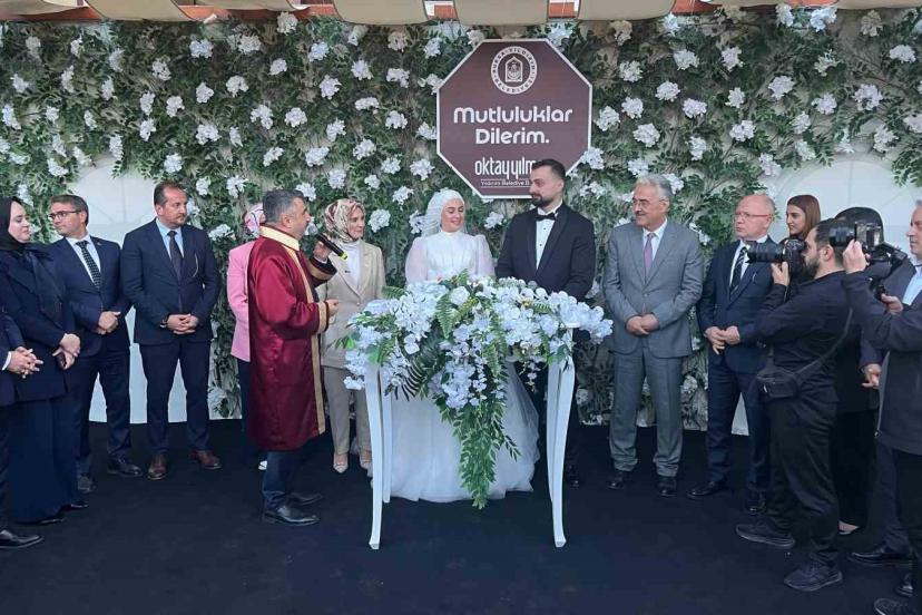 Bakan Göktaş, evlilik kredisinden yararlanan çiftin nikah şahidi oldu
