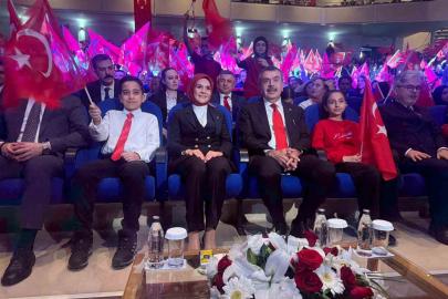 Bakan Tekin ve Bakan Göktaş ‘Köklü Geçmişten Güçlü Cumhuriyete’ programında öğrencilerin müzikli gösterisini izledi