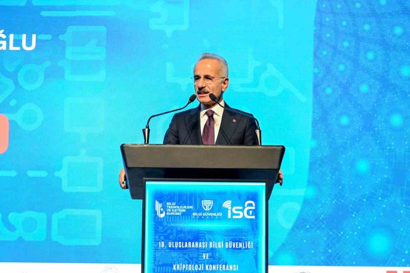 Bakan Uraloğlu: "5G teknolojisi, yüksek hızı, düşük gecikme süresi ve geniş bağlantı kapasitesiyle dijital ekosistemimizi yeniden şekillendirerek her alanda yenilikçi çözümler sunacak"