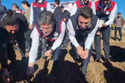 Bakan Yumaklı, Tunceli’de dağ sarımsağı ekti, balık yetiştiricileriyle bir araya geldi