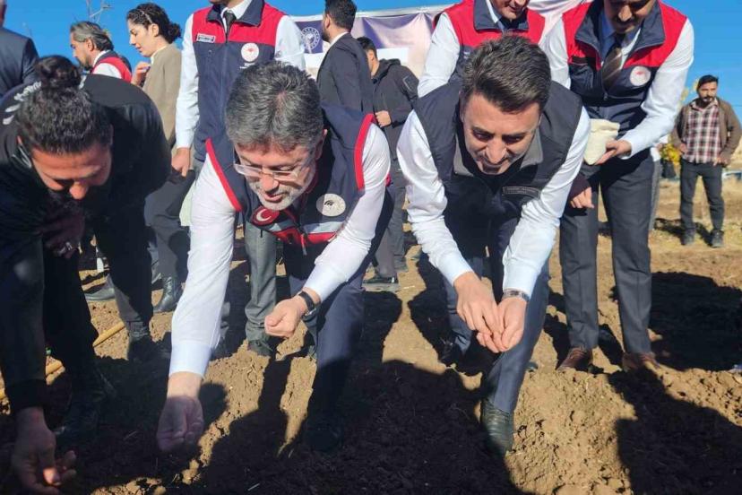 Bakan Yumaklı, Tunceli’de dağ sarımsağı ekti, balık yetiştiricileriyle bir araya geldi