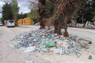 Baksan Sanayi Sitesi’nde ağacın çevresindeki moloz ve sanayi atıklarına tepki