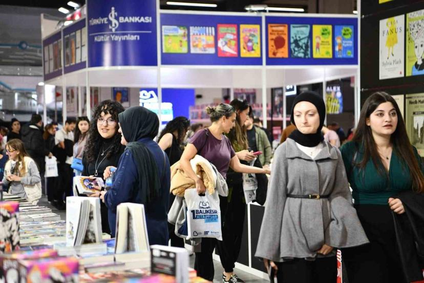 Balıkesir Kitap Fuarı’nı ilk iki günde 35 bin kişi ziyaret etti