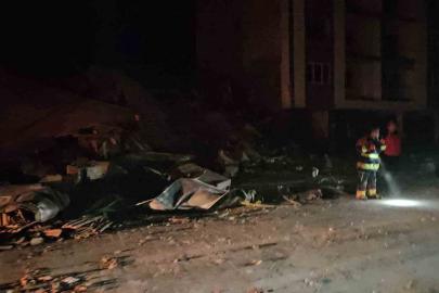 Balıkesir’de depremde bir bina yıkıldı