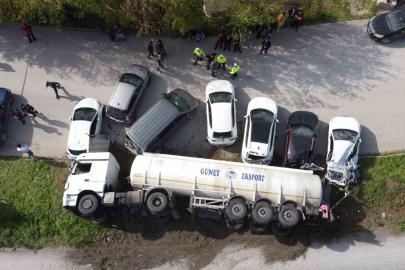 Balıkesir’de yağ tankeri devrildi, 7 araç hasar gördü