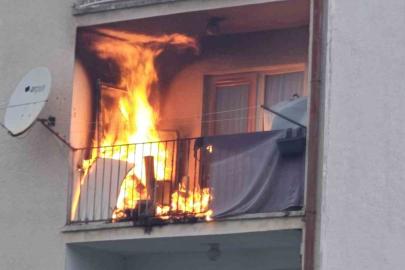Balkonda çıkan yangın evi küle çeviriyordu
