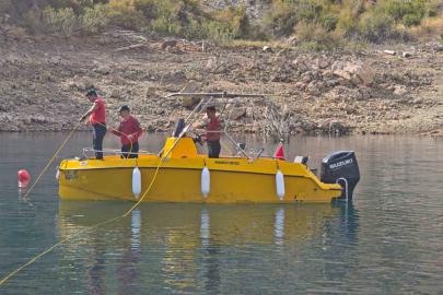 Baraj gölünde kaybolan İrlandalı turisti arama çalışmaları 4. gününde devam etti: Sualtı dron ve robotla arandı