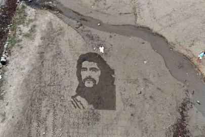 Barış Manço’nun resmini tırmıkla Alanya sahillerine işledi