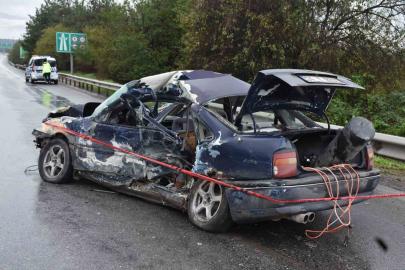 Bariyerlere çarpan otomobil hurdaya döndü: 1 ölü, 2 yaralı