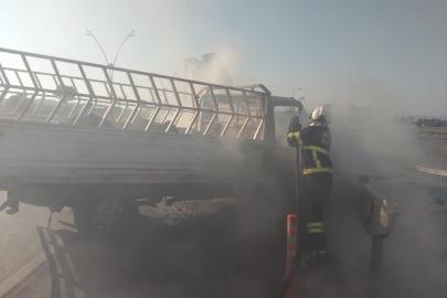 Bariyerlere çarpan pikap alev alev yandı