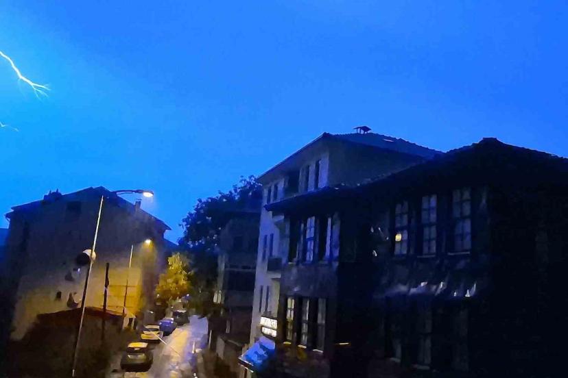 Bartın’da şimşekler geceyi aydınlattı