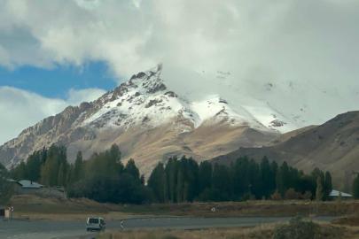 Başkale’de yüksek kesimlere kar yağdı