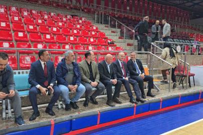 Başkan Özlü voleybolcuların ağzını tatlandırdı