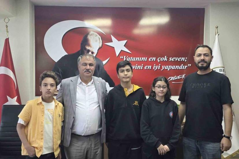 Başkan Pütün, Beyağaç’ı gururlandıran öğretmeni fahri hemşehri ilan etti