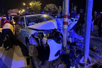 Batman’da otomobil trafik ışığı direğine çarptı: 3 yaralı