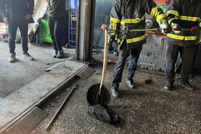 Batman’da otomobilin motoruna giren yılan itfaiyeyle ekiplerince çıkartıldı