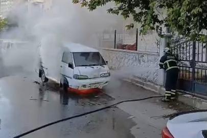 Batman’da park halindeki minibüs yandı