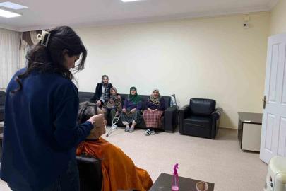 Bayburt’ta huzurevi sakinlerinin kişisel bakımlarını gönüllü kuaför yaptı