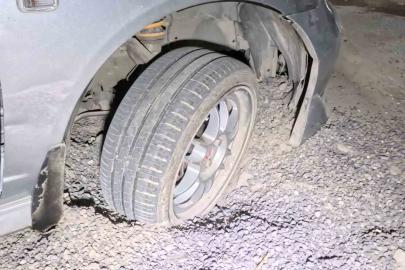 Belediye ve MEDAŞ’ın kazdığı çukurlar kapatılmayınca araçlar mahsur kaldı