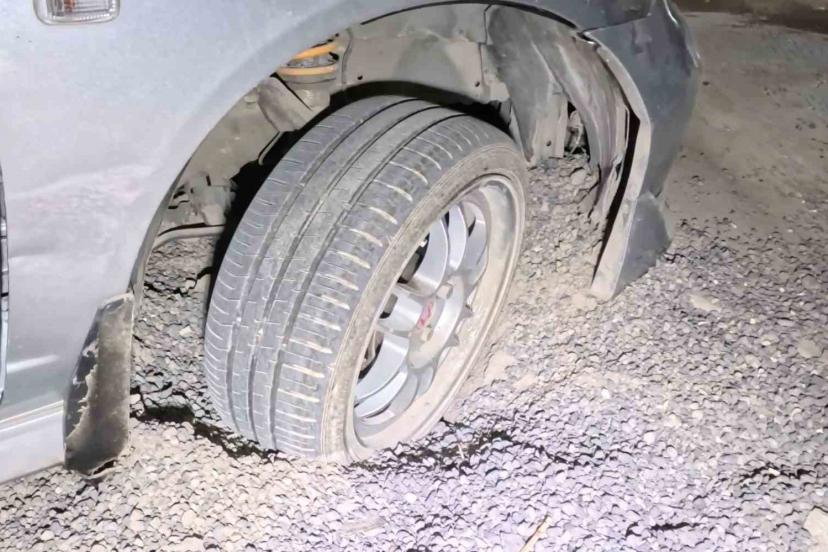 Belediye ve MEDAŞ’ın kazdığı çukurlar kapatılmayınca araçlar mahsur kaldı