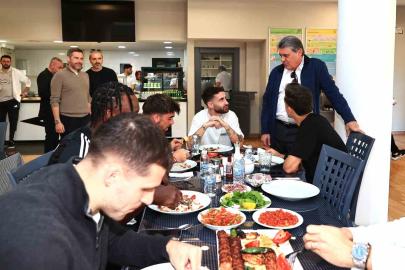 Beşiktaş Başkanı Serdal Adalı, Fenerbahçe derbisi öncesi futbol A takımıyla buluştu