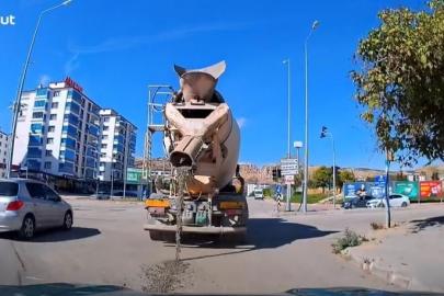 Beton mikserinin yola çimento dökerek ilerlediği anlar kamerada