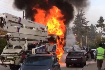Beton pompası alev alev yandı, 2 otomobil zarar gördü