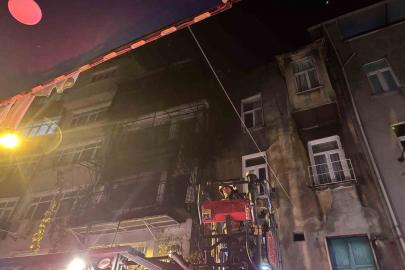 Beyoğlu’nda kız istemede patlatılan havai fişekler evi yaktı: 8 kişi dumandan etkilendi