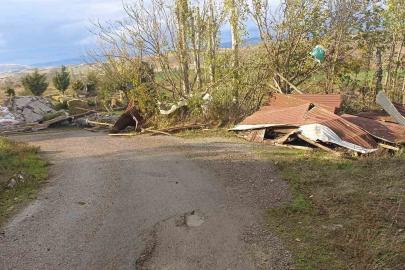 Beypazarı’nda fırtına nedeniyle ahırların çatıları uçtu