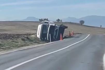 Beypiliç’in yem kamyonu devrildi