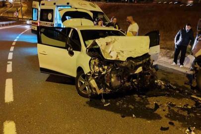 Bilecik’te 2 araç kafa kafaya çarpıştı; 2 yaralı