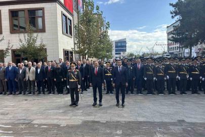 Bingöl’de Cumhuriyet’in 102. yılı kutlamaları çelenk sunumuyla başladı
