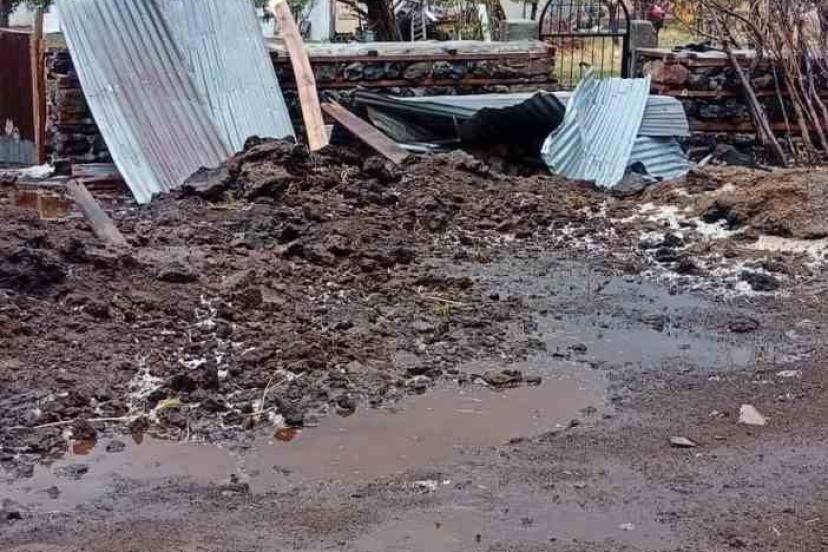 Bingöl’de fırtına çatıları uçurdu