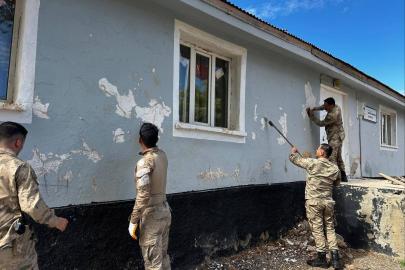 Bingöl’de jandarma ekipleri okulun bakım ve onarımını yaptı