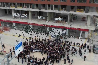 Binlerce mağdur gökyüzüne siyah balon bıraktı